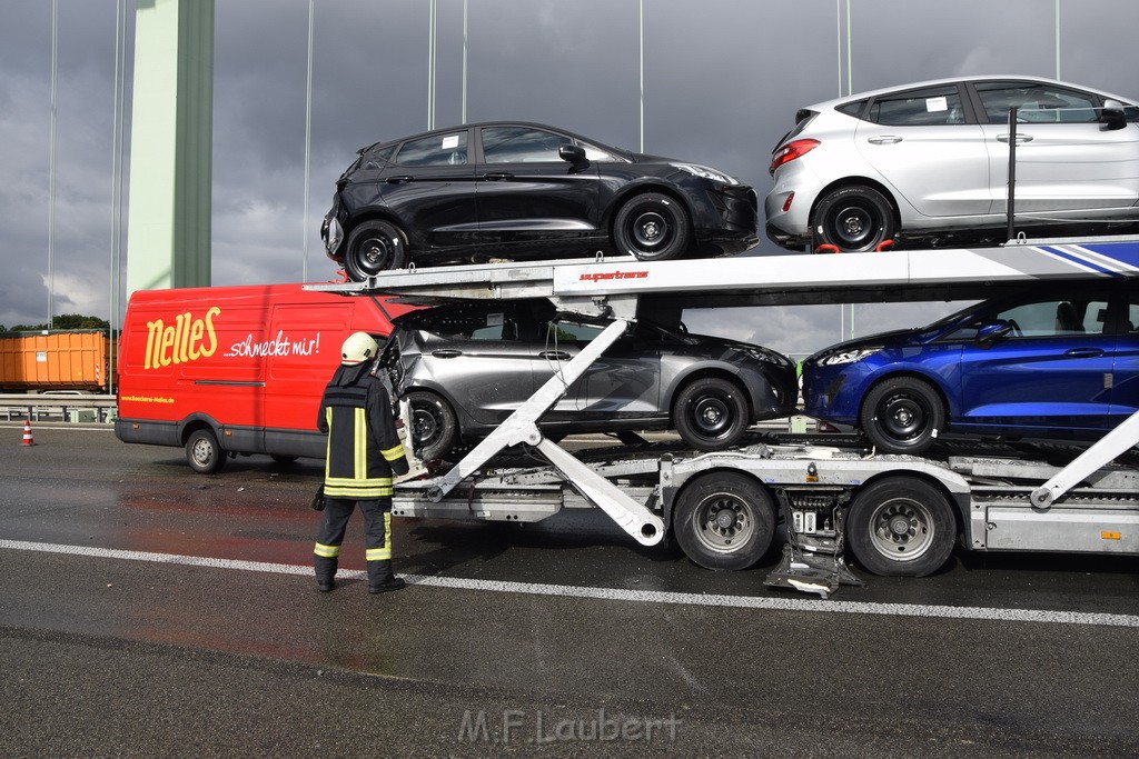 Schwerer LKW VU PKlemm A 4 Rich Olpe auf der Rodenkirchener Bruecke P153.JPG - Miklos Laubert